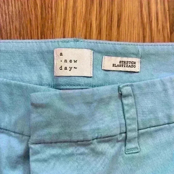 A New Day Women's Turquoise Flat Front Stretch Chino Shorts Size 4 - Picture 4 of 6